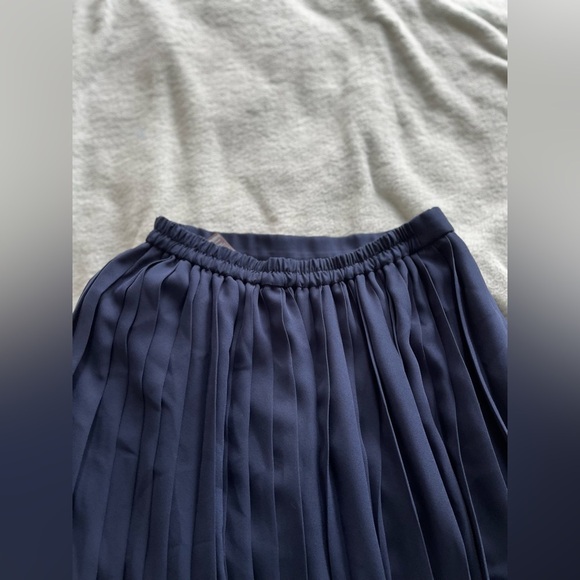 Uniqlo blue pleated midi skirt - Picture 6 of 9